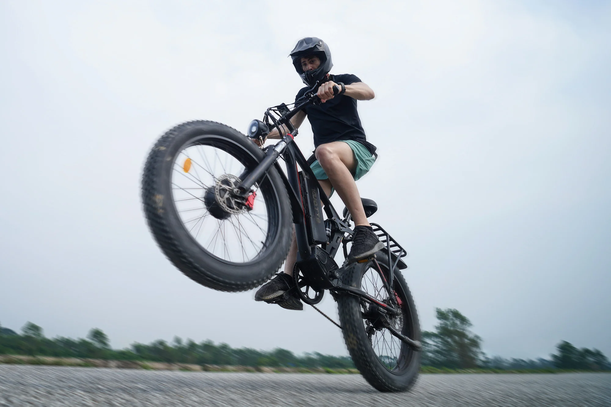 Cycliste sur un vélo électrique